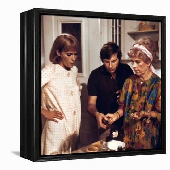 ROSEMARY'S BABY, 1968 directed by ROMAN POLANSKI On the set, Roman Polanski directs Mia Farrow and -null-Framed Stretched Canvas