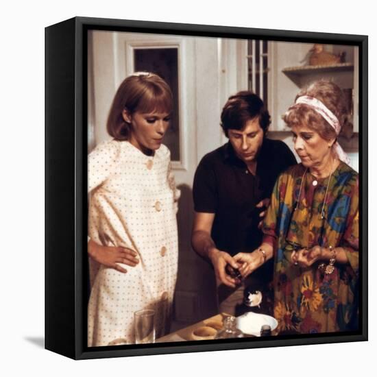 ROSEMARY'S BABY, 1968 directed by ROMAN POLANSKI On the set, Roman Polanski directs Mia Farrow and -null-Framed Stretched Canvas