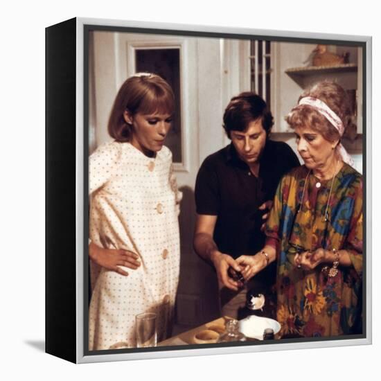 ROSEMARY'S BABY, 1968 directed by ROMAN POLANSKI On the set, Roman Polanski directs Mia Farrow and -null-Framed Stretched Canvas