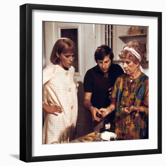 ROSEMARY'S BABY, 1968 directed by ROMAN POLANSKI On the set, Roman Polanski directs Mia Farrow and -null-Framed Photo