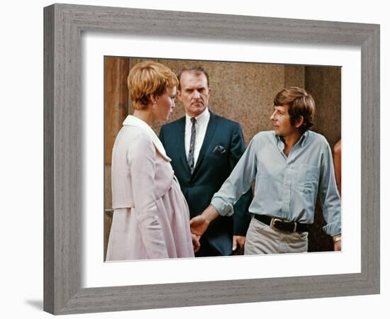 ROSEMARY'S BABY, 1968 directed by ROMAN POLANSKI On the set, Roman Polanski with Mia Farrow (photo)-null-Framed Photo