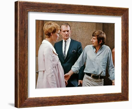 ROSEMARY'S BABY, 1968 directed by ROMAN POLANSKI On the set, Roman Polanski with Mia Farrow (photo)-null-Framed Photo