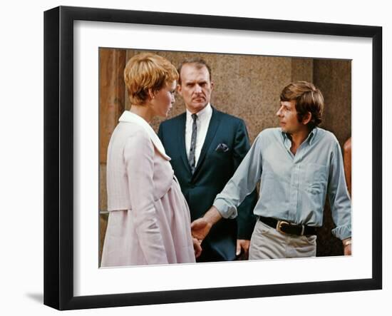 ROSEMARY'S BABY, 1968 directed by ROMAN POLANSKI On the set, Roman Polanski with Mia Farrow (photo)-null-Framed Photo