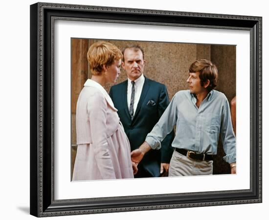 ROSEMARY'S BABY, 1968 directed by ROMAN POLANSKI On the set, Roman Polanski with Mia Farrow (photo)-null-Framed Photo