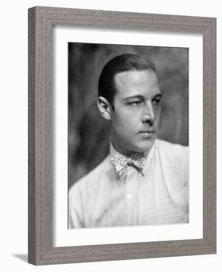 Rudolph Valentino, 1926-null-Framed Photographic Print