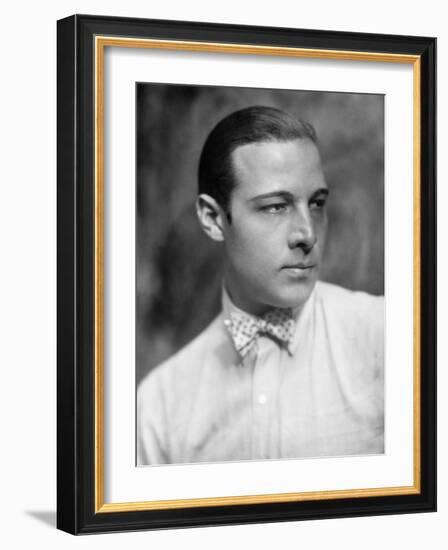 Rudolph Valentino, 1926-null-Framed Photographic Print