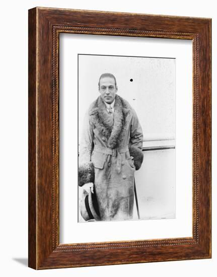 Rudolph Valentino, c.1925-null-Framed Photographic Print