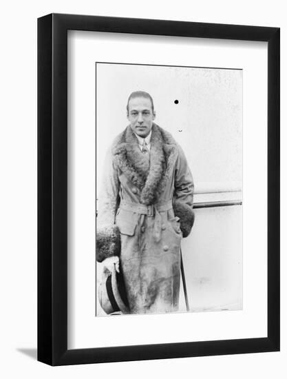 Rudolph Valentino, c.1925-null-Framed Photographic Print