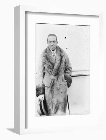 Rudolph Valentino, c.1925-null-Framed Photographic Print