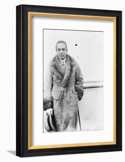 Rudolph Valentino, c.1925-null-Framed Photographic Print