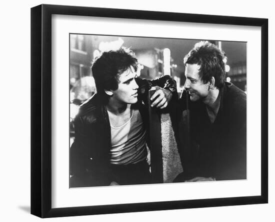 RUMBLE FISH, 1983 directed by FRANCIS FORD COPPOLA Matt Dillon and Mickey Rourke (b/w photo)-null-Framed Photo