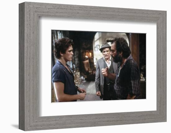 RUMBLE FISH, 1983 directed by FRANCIS FORD COPPOLA On the set, Francis Ford Coppola with Matt Dillo-null-Framed Photo