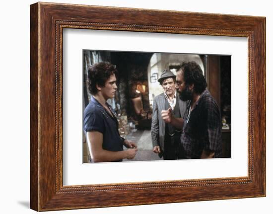 RUMBLE FISH, 1983 directed by FRANCIS FORD COPPOLA On the set, Francis Ford Coppola with Matt Dillo-null-Framed Photo