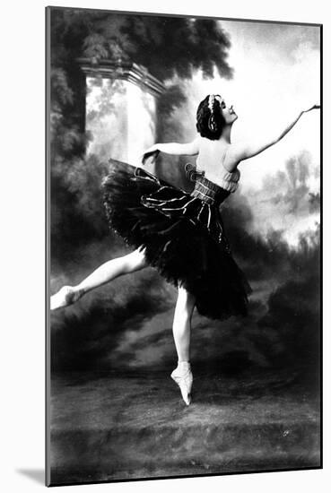 Russian Dancer Anna Pavlova (1881-1931) Here in the 10'S-null-Mounted Photo