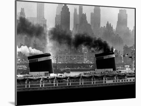 S.S. United States Sailing in New York Harbor-Andreas Feininger-Mounted Photographic Print