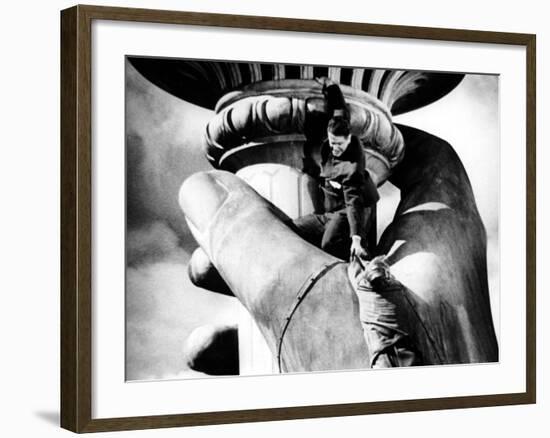 Saboteur, Robert Cummings, Norman Lloyd, 1942-null-Framed Photo