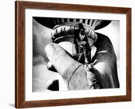 Saboteur, Robert Cummings, Norman Lloyd, 1942-null-Framed Photo