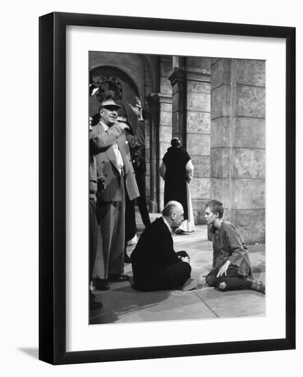 SAINT JOAN, 1957 directed by OTTO PREMINGER On the set, Otto Preminger with Jean Seberg (b/w photo)-null-Framed Photo