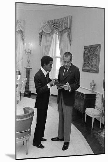 Sammy Davis Jr. with Richard Nixon in the Oval Office. March 4 1973-null-Mounted Photo