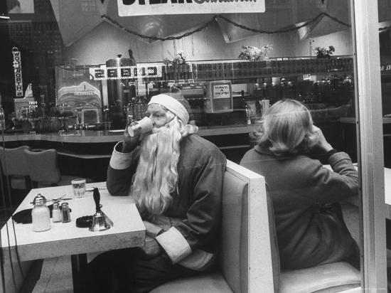 santa-taking-a-coffee-break-during-nyc-christmas-season_u-l-p3pn720.jpg
