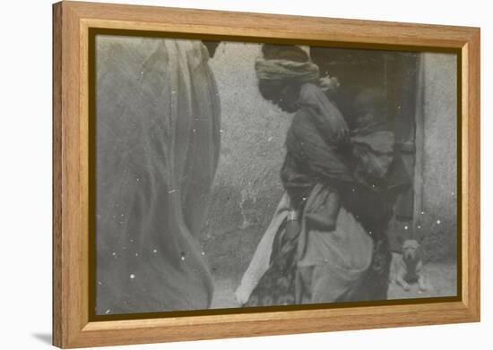 Scène de rue à Biskra ; mère portant son enfant dans le dos-Henri Jacques Edouard Evenepoel-Framed Premier Image Canvas