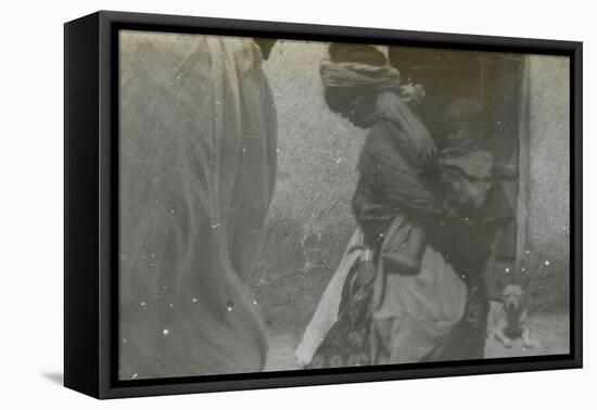 Scène de rue à Biskra ; mère portant son enfant dans le dos-Henri Jacques Edouard Evenepoel-Framed Premier Image Canvas