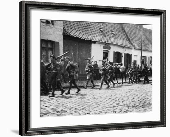 Scottish Troops 1915-Robert Hunt-Framed Photographic Print