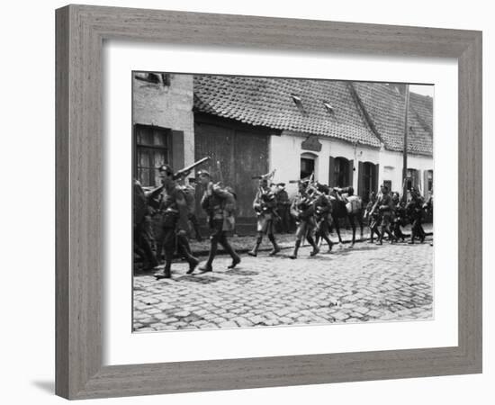 Scottish Troops 1915-Robert Hunt-Framed Photographic Print