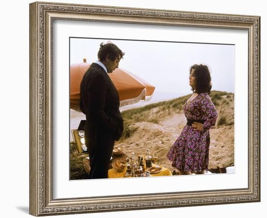 SECRET CEREMONY, 1968 directed by JOSEPH LOSEY Robert Mitchum / Elizabeth Taylor (photo)-null-Framed Photo