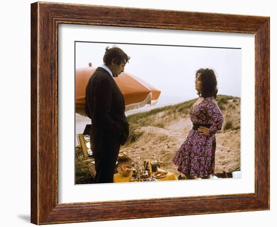 SECRET CEREMONY, 1968 directed by JOSEPH LOSEY Robert Mitchum / Elizabeth Taylor (photo)-null-Framed Photo