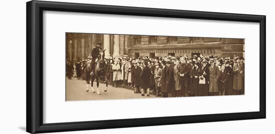 'Seeking news of King Edward, December 3rd, 1936', 1937-Unknown-Framed Photographic Print