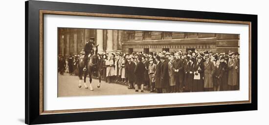 'Seeking news of King Edward, December 3rd, 1936', 1937-Unknown-Framed Photographic Print