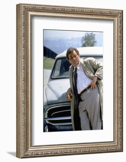 Serie televisee Columbo with Peter Falk (inspecteur Columbo), 1971-93 (devant sa voiture Peugeot 40-null-Framed Photo