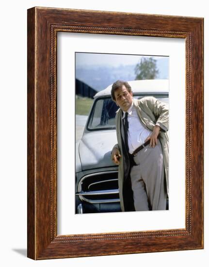 Serie televisee Columbo with Peter Falk (inspecteur Columbo), 1971-93 (devant sa voiture Peugeot 40-null-Framed Photo