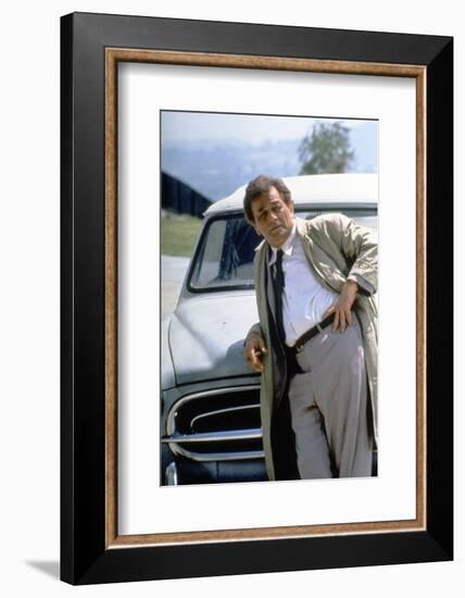 Serie televisee Columbo with Peter Falk (inspecteur Columbo), 1971-93 (devant sa voiture Peugeot 40-null-Framed Photo