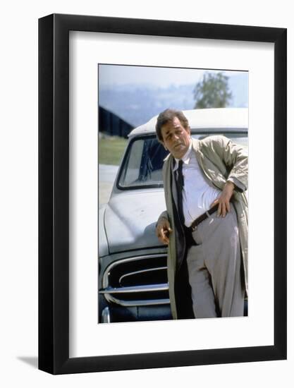 Serie televisee Columbo with Peter Falk (inspecteur Columbo), 1971-93 (devant sa voiture Peugeot 40-null-Framed Photo