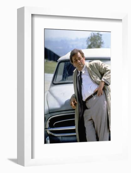 Serie televisee Columbo with Peter Falk (inspecteur Columbo), 1971-93 (devant sa voiture Peugeot 40-null-Framed Photo