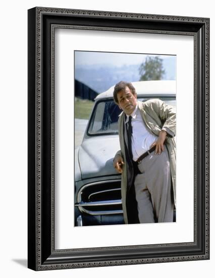 Serie televisee Columbo with Peter Falk (inspecteur Columbo), 1971-93 (devant sa voiture Peugeot 40-null-Framed Photo