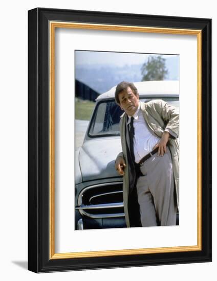 Serie televisee Columbo with Peter Falk (inspecteur Columbo), 1971-93 (devant sa voiture Peugeot 40-null-Framed Photo