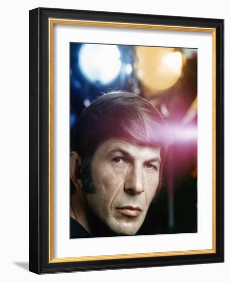 Serie televisee Mission Impossible (Saison 5) with Leonard Nimoy, 1971 (photo)-null-Framed Photo