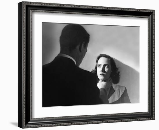 SHADOW OF A DOUBT, 1943 directed by ALFRED HITCHCOCK Joseph Cotten / Teresa Wright (b/w photo)-null-Framed Photo