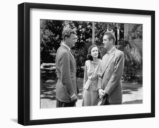 SHADOW OF A DOUBT, 1943 directed by ALFRED HITCHCOCK Joseph Cotten, Teresa Wright (b/w photo)-null-Framed Photo