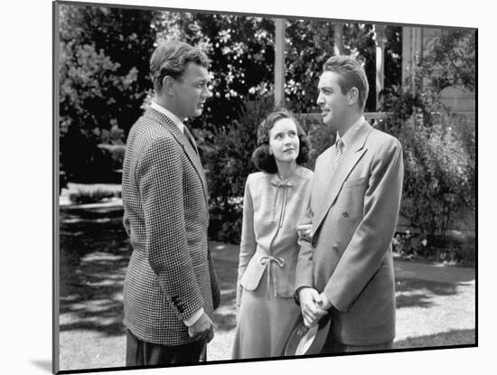 SHADOW OF A DOUBT, 1943 directed by ALFRED HITCHCOCK Joseph Cotten, Teresa Wright (b/w photo)-null-Mounted Photo