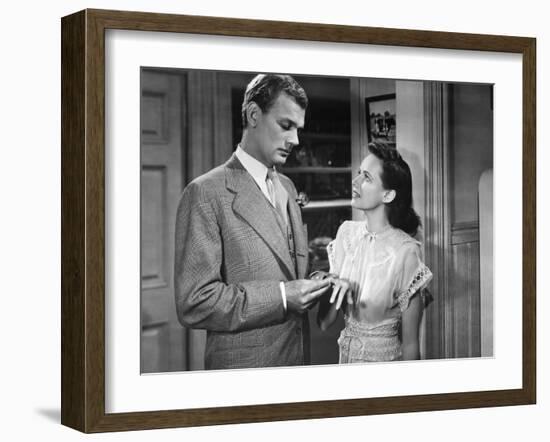 SHADOW OF A DOUBT, 1943 directed by ALFRED HITCHCOCK Joseph Cotten / Teresa Wright (b/w photo)-null-Framed Photo