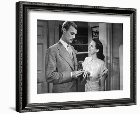 SHADOW OF A DOUBT, 1943 directed by ALFRED HITCHCOCK Joseph Cotten / Teresa Wright (b/w photo)-null-Framed Photo