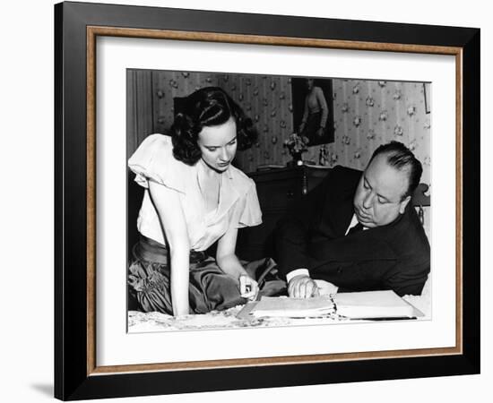 SHADOW OF A DOUBT, 1943 directed by ALFRED HITCHCOCK On the set,Alfred Hitchcock directs Teresa Wri-null-Framed Photo