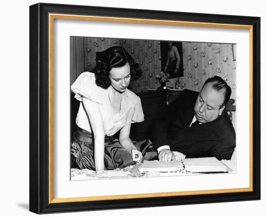 SHADOW OF A DOUBT, 1943 directed by ALFRED HITCHCOCK On the set,Alfred Hitchcock directs Teresa Wri-null-Framed Photo