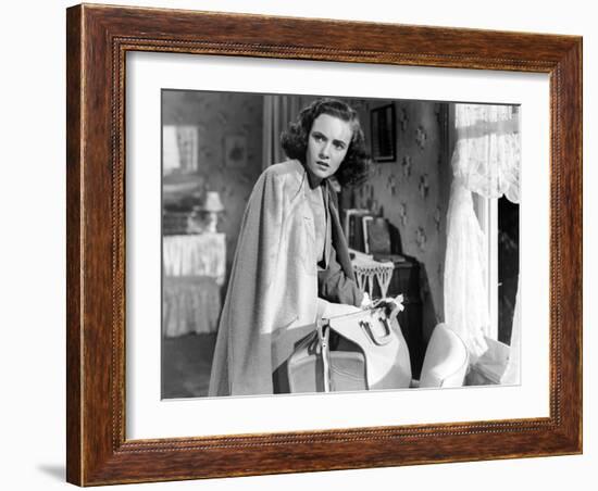 SHADOW OF A DOUBT, 1943 directed by ALFRED HITCHCOCK Teresa Wright (b/w photo)-null-Framed Photo