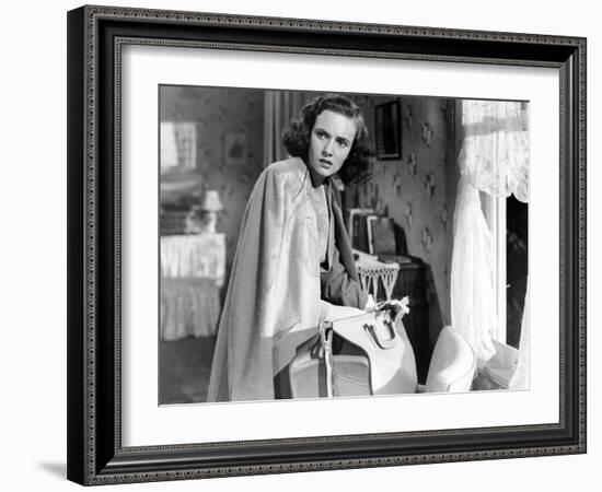 SHADOW OF A DOUBT, 1943 directed by ALFRED HITCHCOCK Teresa Wright (b/w photo)-null-Framed Photo