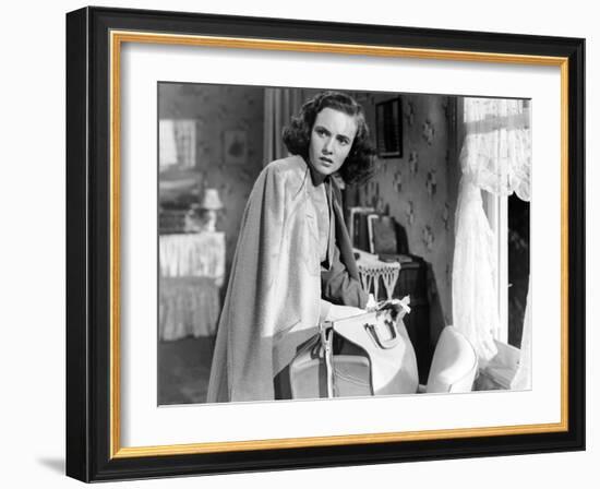 SHADOW OF A DOUBT, 1943 directed by ALFRED HITCHCOCK Teresa Wright (b/w photo)-null-Framed Photo